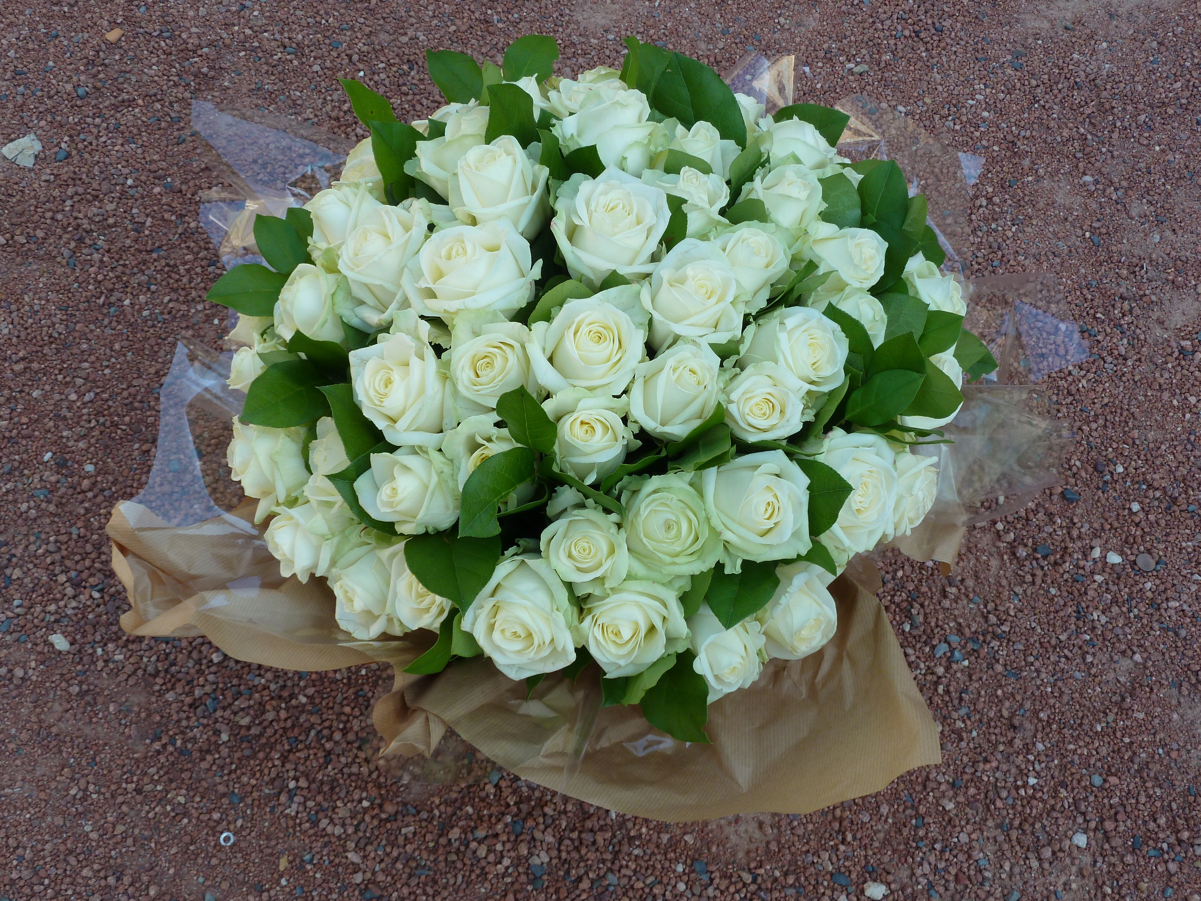 GERBE ROSES BLANCHES, COURONNE DE ROSES BLANCHES, BOUQUET DE ROSES BLANCHES.  - Florafrance