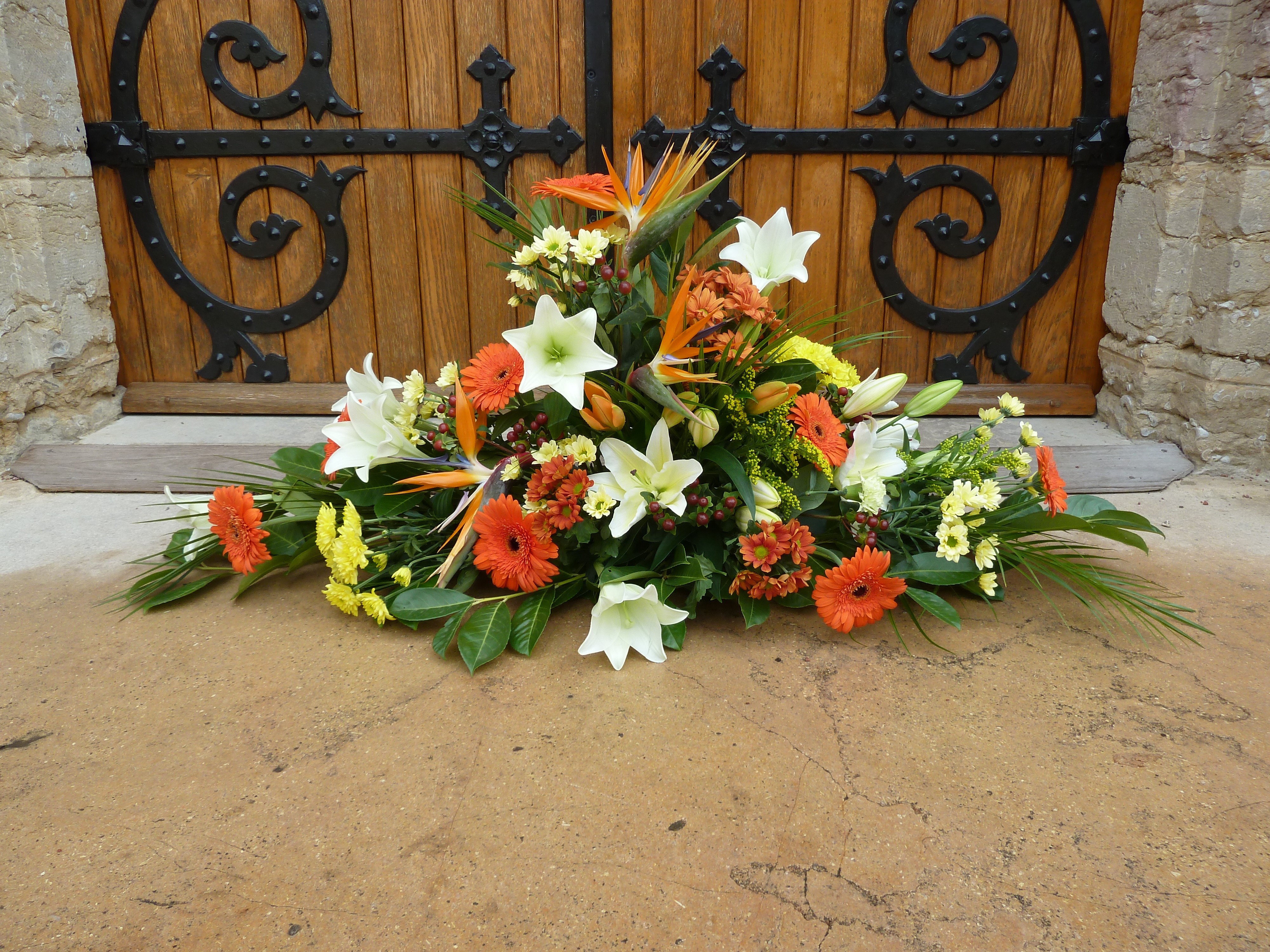 fleurs devant de tombe, composition fleurs enterrement, gerbe devant de  cercueil, fleurs funeraire. - Florafrance